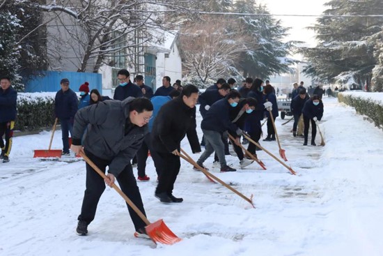 中国船舶风帆公司积极组织扫雪，确保员工出行安全
